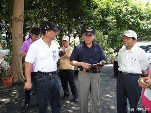 市議會財經委員會召集人許至椿（左），議員李退之、李坤煌（中）、王錦德、李文正、吳通龍、楊中成等人，邀請市府財政處副處長柯惠雄（右）會勘市府擬讓售及標售非公用市有土地。