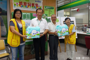 合作啟動「愛心販賣機」