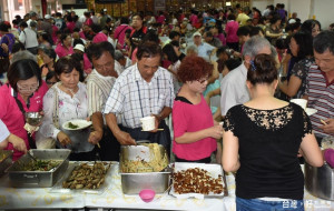 客家美食料理品嚐，吸引爆滿人潮。（記者郭春輝拍攝）