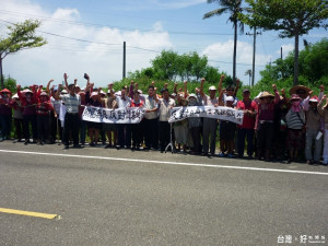 圖為市議員蔡秋蘭率領里民200多人拉白布條，抗議基地台設立。（記者邱仁武／攝）