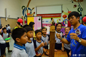 港坪國小活動展創意，為獨角仙比武招親