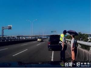 車子在快速道路拋錨警方協助。林重鎣攝