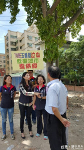 台南市救國團前一棵70餘年的玉蘭樹，整地過程慘遭刀斧相向，樹身傷痕累累，市議員林燕祝（中）、洪玉鳳（右）和李中岑（左）發起搶救老樹大作戰，國有財產局同意「刀下留樹」。