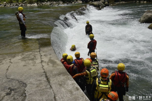 縣府消防局在水里鄉水里溪上游辦理消防人員急流救援訓練。