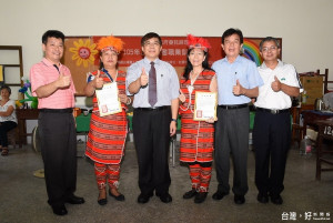 結訓儀式中，洪秘書長頒發結業證書給學員代表黃麗美及陳英麗。