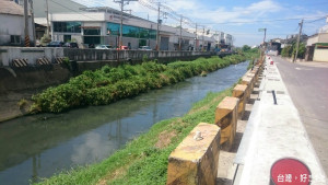 台南市仁德區三爺宮溪下雨常淹水，民眾指該溪淤積嚴重，希能夠疏濬。