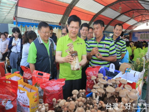 林佳龍參觀加農學員生產的產品　林重鎣攝