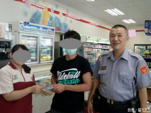 便利商店的店員與員警合作，成功阻詐也為林男（中）保住了錢財。（圖／記者黃玉鼎翻攝）