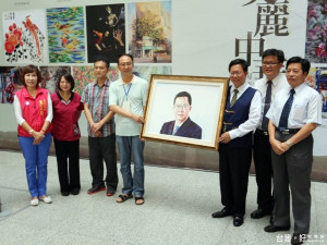 海峽兩岸藝術文化交流展，藝術文化走入生活，協會成員致市長畫像給市長鄭文燦