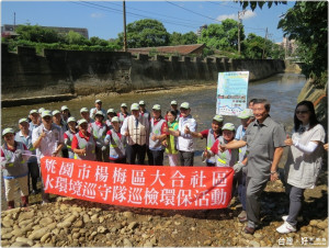 鄭市長訪視水環境巡守隊， 每月至少2次淨溪活動。