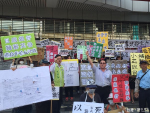 議員李退之陪同受害人走上街頭，向日盛銀行表達嚴厲抗議。