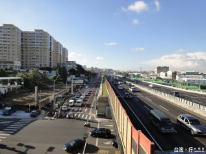 大灣交流道南下匝道預計7月6日下午4點開放通車，大灣交流道鳥瞰圖相當壯觀。