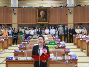 新北市第4選區(板橋區)議員遞補當選人李婉鈺宣誓就職。（圖／記者黃村杉攝）