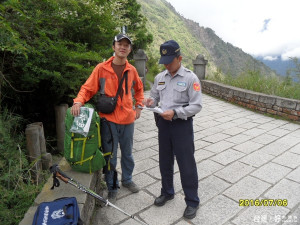 保安警察第七總隊第六大隊員警，在玉山國家公園玉山步道登山口，張貼颱風訊息，提醒山友注意颱風動向，並勸導長程路線山友取消行程，預防颱風來襲發生意外。