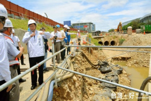 桃園市長鄭文燦視察桃園機場防汛整備工作，機場公司的應變小組與市府的災害應變中心隨時保持密切聯繫，雙方都已做好萬全準備。 