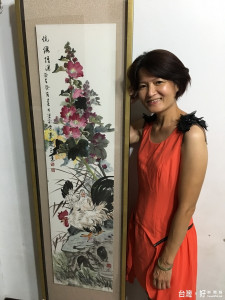 學甲區水墨畫家羅色惠與首次展出水墨畫作品。（記者邱仁武／攝）