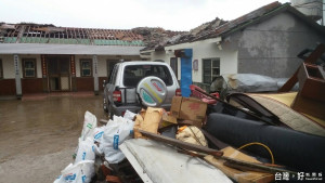 台南市七股沿海發生「龍捲風」事件，居民的屋頂被掀起，損害嚴重。（記者邱仁武／攝）
 
