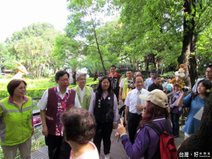 打造虎頭山生態公園市長鄭文燦率市議員走全齡友善無障礙坡道