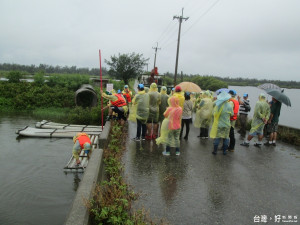 嘉義林區管理處聯合相關單位7月11日風雨無阻清除鰲鼓濕地擅設漁網