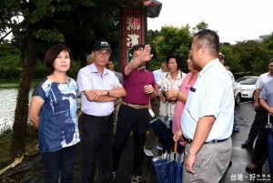 鹿谷鄉知名景點「麒麟潭」優養化問題嚴重，縣長林明溱(左2)會同議員許素霞、吳瑞芳、張志銘、鹿谷鄉長黃東灝前往鹿谷鄉麒麟潭會勘水質改善工程。