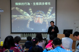 鹿谷鳳凰谷鳥園生態園區辦理「夜觀鳳凰谷的盔甲武士-蜘蛛、昆蟲來登場」活動，卓逸民教授為學員講解蜘蛛。