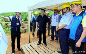 桃園市議長邱奕勝與副市長游建華視察垃圾掩埋場改善工程。