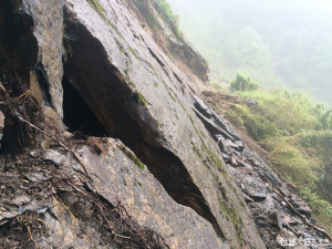 玉山主峰步道5.6公里處阻斷步道的頁岩石塊。〈圖片/玉管處提供〉