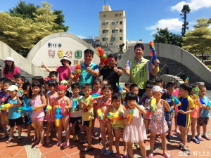 彰化市夏日戲水安全宣導　邱建富與大小朋友一起同樂