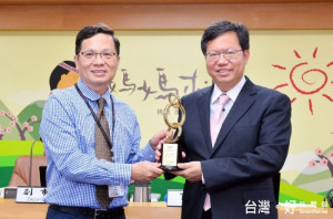 楊梅區公所榮獲「第八屆政府服務品質獎」， 鄭市長肯定公所用心服務鄉親。 
