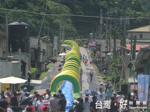 今夏東南亞最長滑水道在信義鄉豐丘村的舊台21線道路上。（記者賴淑禎攝）