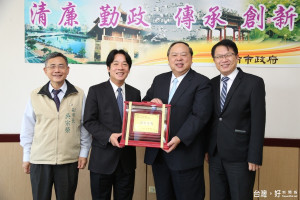 市長賴清德及兩位副市長感謝局長陳子敬「功在台灣、功在台南」，奉獻這麼多年，祝福他退休生活快樂。