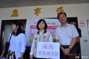 新營市代會將此改造成南瀛親子館，市議員賴惠員（中）邀新營區長張睿民（右）及社會局科長郭元媛（左）召開記者會，希未來能附設兒童遊樂設施、動靜態展覽區及新手爸媽教育等等功能。