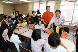 三清慈善會前現任會長招待仁愛之家院童吃麥當勞。（記者扶小萍攝）