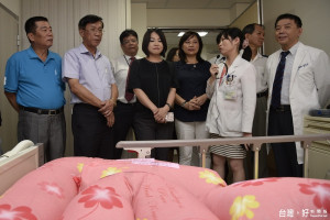 林縣長與多位議員參觀安寧病房設施。