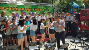 新科警察局長黃宗仁在「擴大高關懷親子活動」中，展現出親民愛民的一面。（記者邱仁武／攝）