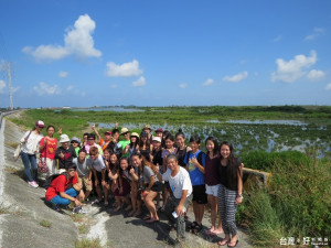 海外華裔青年戶外觀摩教學體驗「學甲濕地生態園區」情形。（記者邱仁武／攝）

