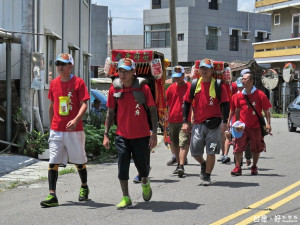 「環島行善王」顏維勳以九天時間由台北徒步扛神尊到台南市情形。（記者邱仁武／攝）

