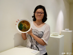 林婷婷《倔強讓我張開翅膀逆風飛翔》個展即日起至8月26日，在壢新醫院藝術生活館展出。