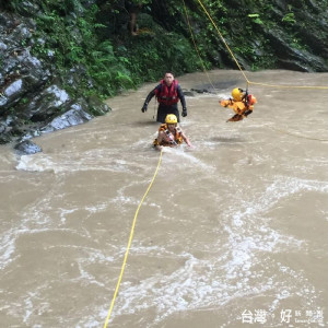 消防人員冒險架設一條橫渡繩，並將救生衣以繩索方式送到對岸讓受困民眾穿上，再由消防人員慢慢引導脫困。