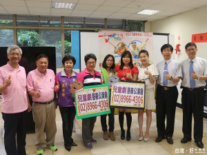 新北市議員李婉鈺、劉美芳、愛妮雅化妝品集團等號召民眾愛心響應共襄善舉。（圖／記者黃村杉攝）