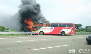 遊覽車逃生門因遭護欄卡住，車上乘客逃生無門，全遭活活燒死。（圖／取自爆料公社臉書粉絲頁）