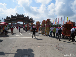 台灣王爺總廟南鯤鯓代天府池王爺及觀音佛祖聖誕，大批進香團等候進入大廟「謁祖」及「祝壽」。（記者邱仁武／攝）