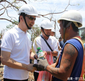 新北市長朱立倫19日上午主持完市政會議後，隨即飛往臺東慰問工作人員，並致贈200萬加菜金。（圖／記者黃村杉攝）