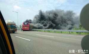 陸客團火燒車事故，疑是車頭機械故障或電線走火引起。（圖／取自爆料公社臉書粉絲頁）