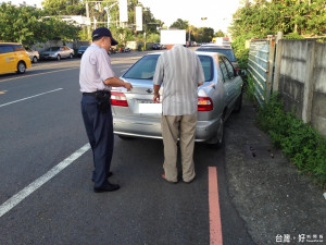 尖峰時刻車拋錨車陣中 巡邏警協助移置並發動車