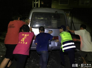 暖警與民熱心齊力推車脫困沙地
