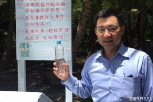 立委江啟臣登太平島，並展示飲用南沙群島唯一天然生成的「太平島水」。（圖／取自江啟臣服務讚臉書粉絲頁）