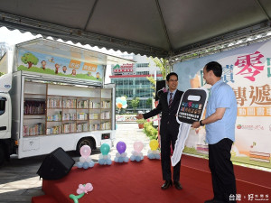 新光產物保險公司捐贈一部行動圖書車給新北市立圖書館，市長朱立倫出席捐贈儀式。（圖／記者黃村杉攝）