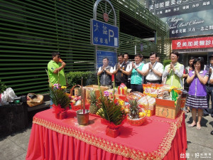 向上人行橋舉行開香祈福儀式