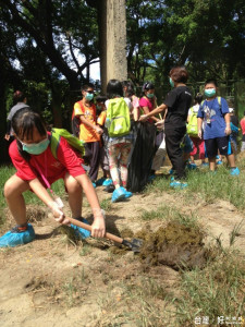 ▲小朋友化身動物保育員，幫大象清掃大象家園。（圖／記者郭文君攝）